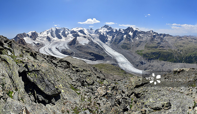 山峰下壮观的莫特拉奇冰川图片素材