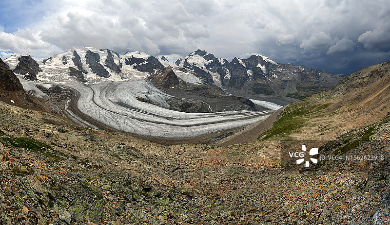 山峰下壮观的莫特拉奇冰川图片素材