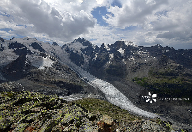 山峰下壮观的莫特拉奇冰川图片素材