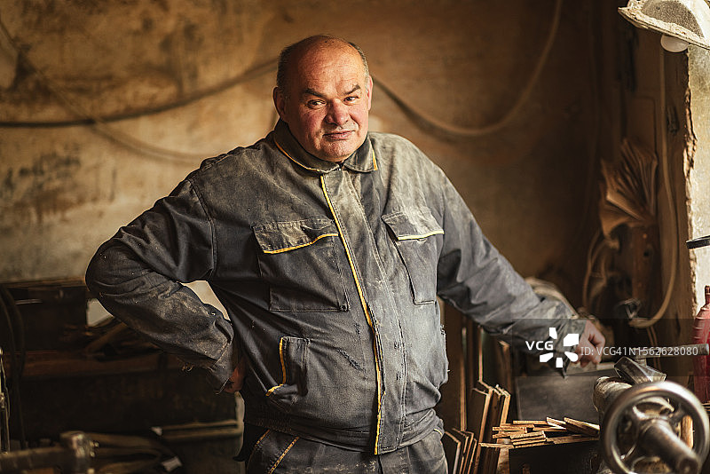 木匠在车间里看着镜头（小生意）图片素材