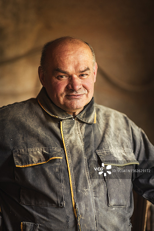 木匠在车间里看着镜头（小生意）图片素材