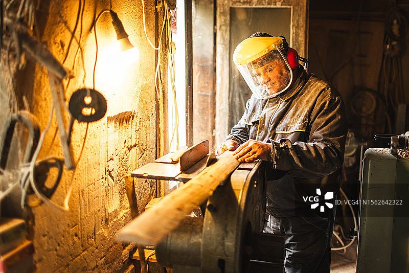 木匠在车间使用圆锯 - 摄影素材图片素材