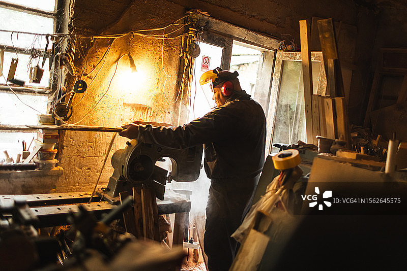 木匠在车间使用圆锯 - 摄影素材图片素材