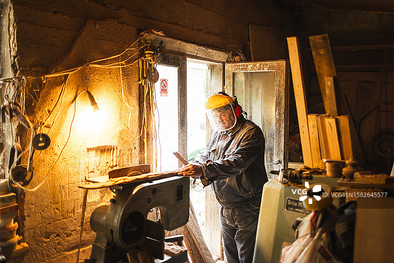 木匠在车间使用圆锯 - 摄影素材图片素材