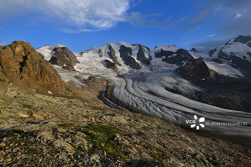 山峰下壮观的莫特拉奇冰川图片素材