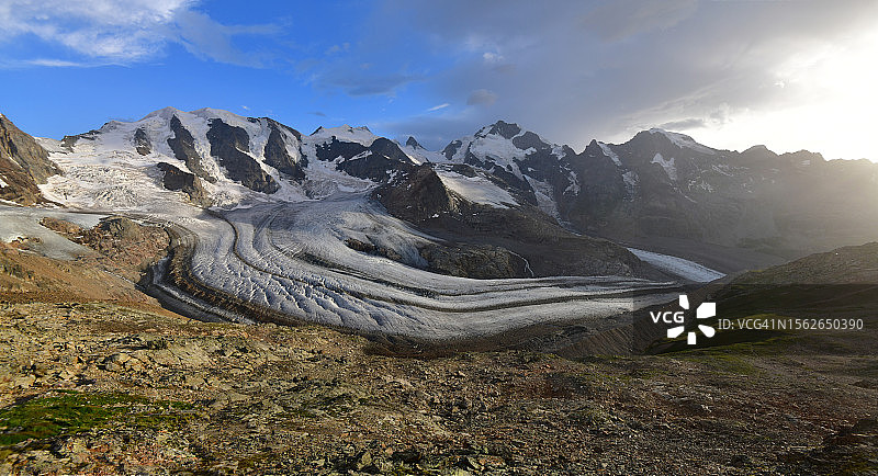 山峰下壮观的莫特拉奇冰川图片素材