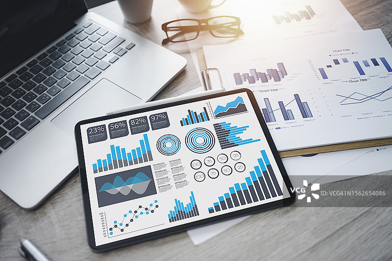 现代办公室桌面电脑屏幕上的数字业务分析、增长数据和图表图片素材