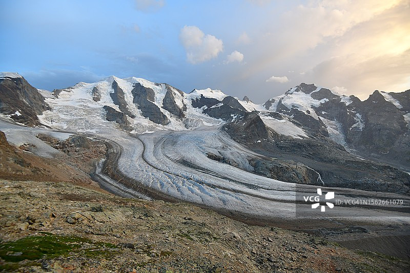 山峰下壮观的莫特拉奇冰川图片素材