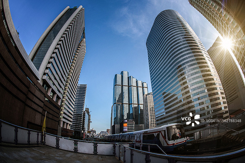 BTS轻轨，电动火车，在商业办公楼的背景下运行图片素材