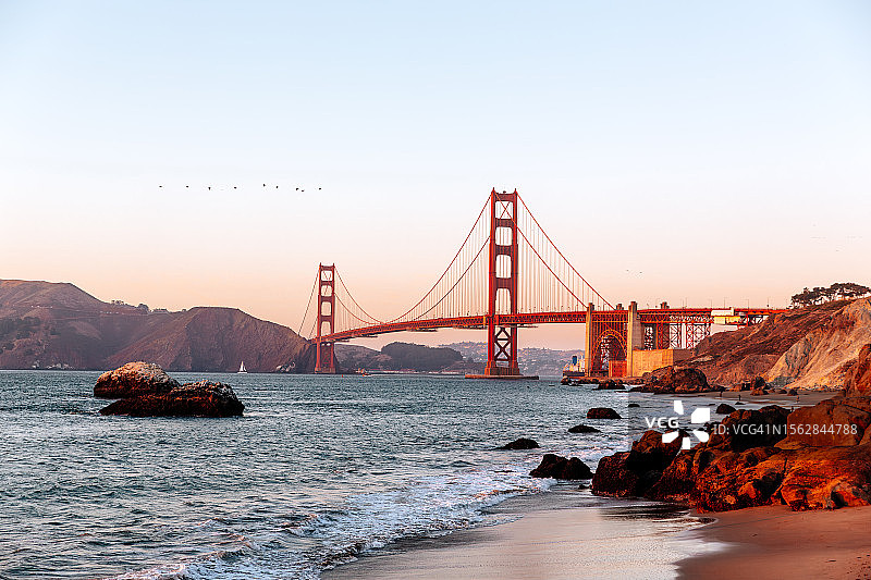 日落时分从贝克海滩看到的金门大桥，美国加利福尼亚州旧金山图片素材