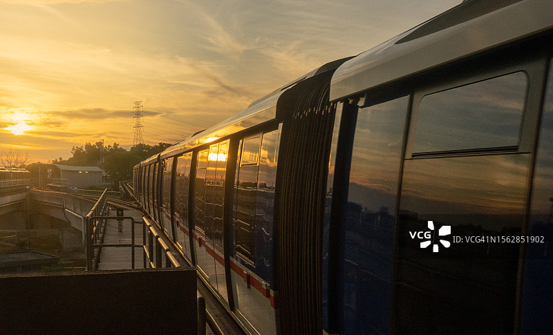 日落时的轻轨通勤列车图片素材