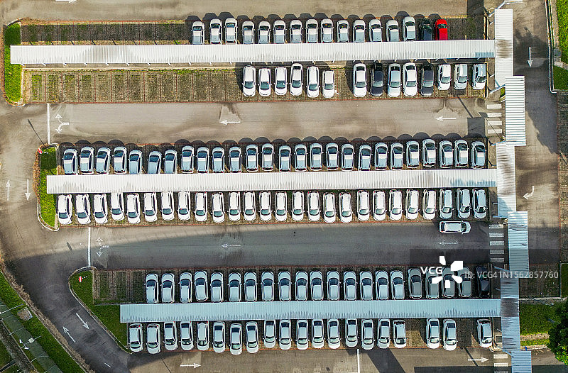 港口内排列的新车鸟瞰图，用于进出口业务物流至经销商处销售图片素材