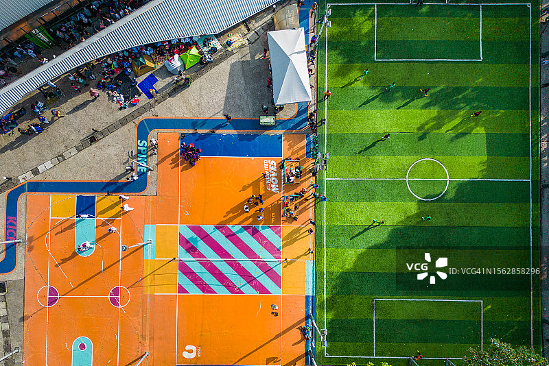 绿色足球场的鸟瞰图，球员们聚集在一起图片素材