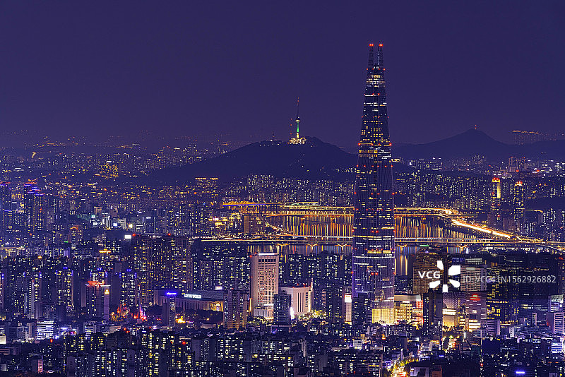 南山首尔塔和乐天塔图片素材