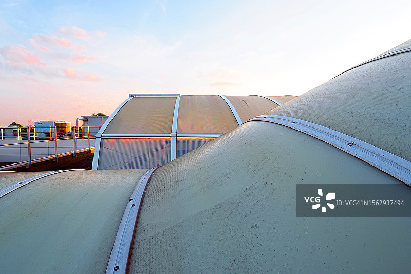 粉红色天空下的人造屋顶穹顶图片素材