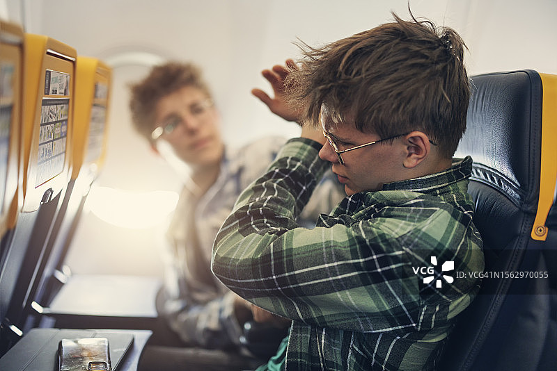 顽皮青少年乘飞机旅行图片素材