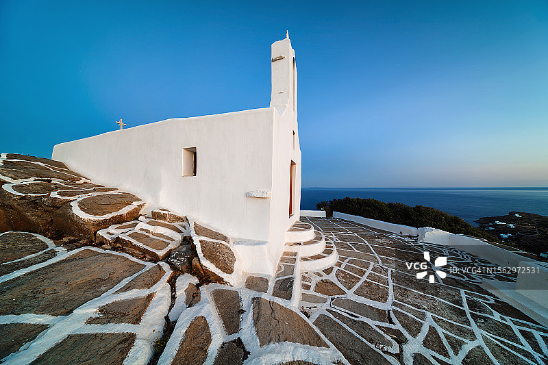 夜晚的孤零零的教堂图片素材