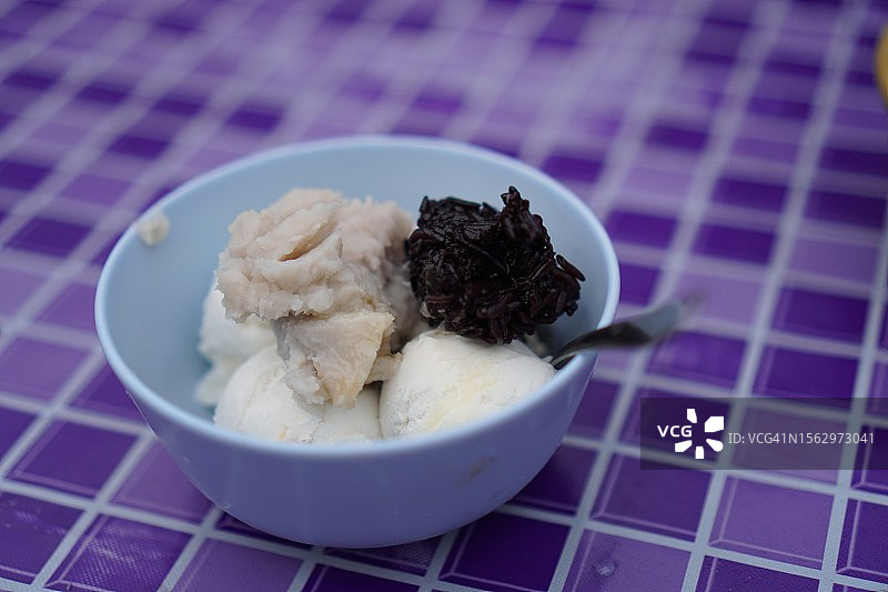 新鲜椰子冰淇淋配黑糯米和芋头图片素材