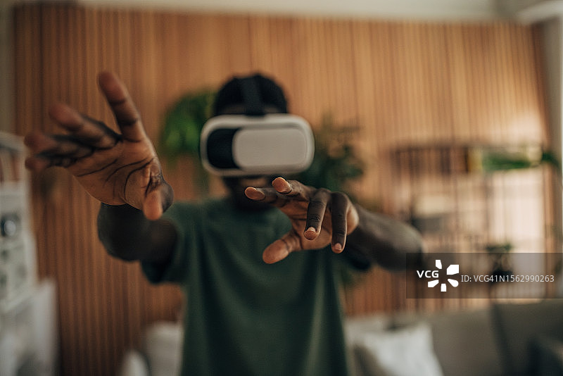 男人使用VR头显玩游戏图片素材