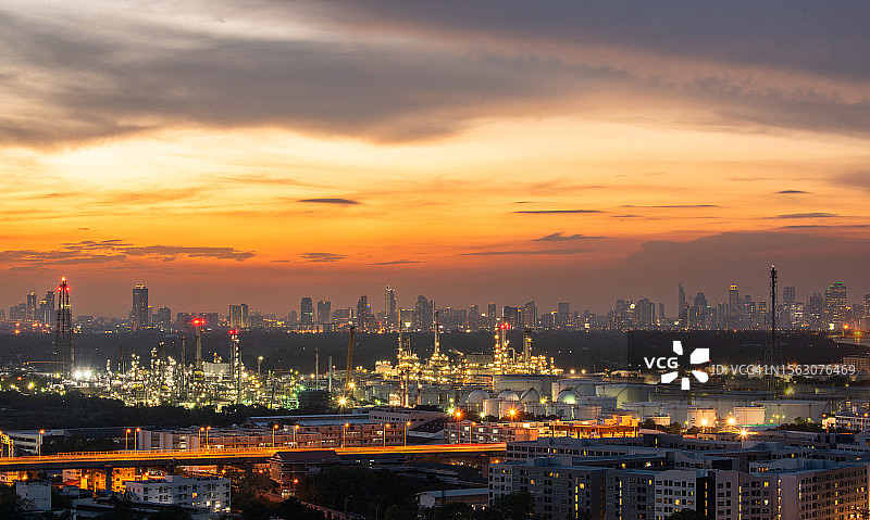 炼油厂和天然气厂的航拍黄昏景色图片素材