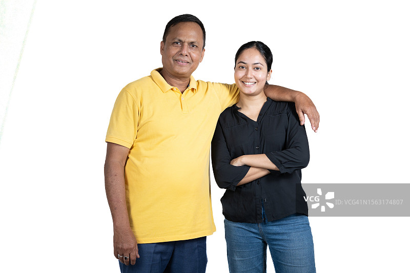 白色背景上的老年男人和成年女儿工作室肖像图片素材