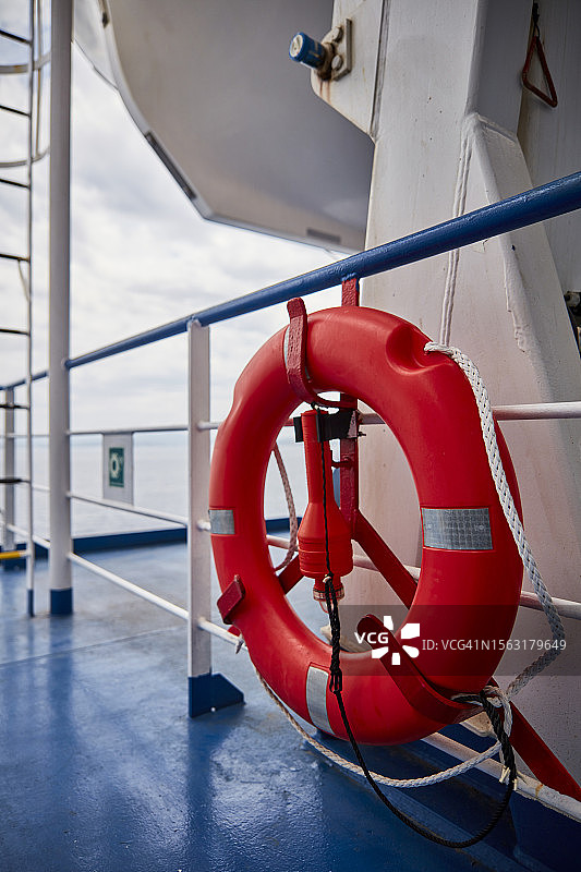 游轮上带灯的救生圈图片素材