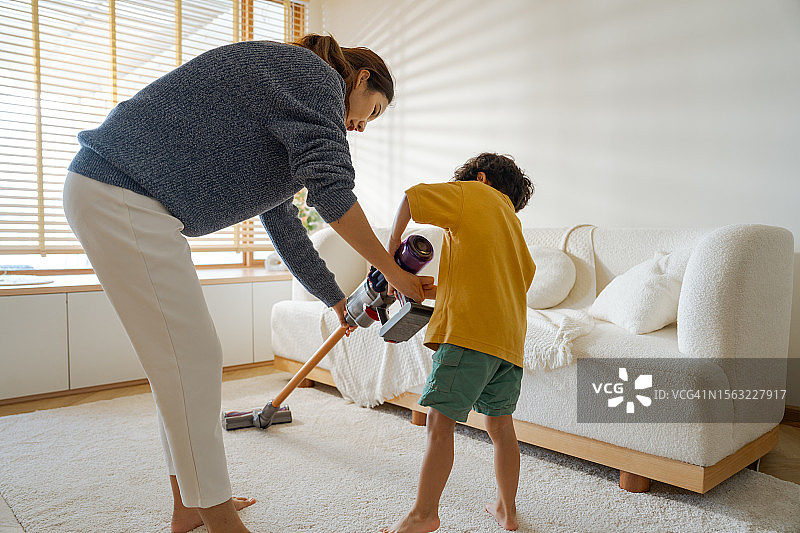 母亲和小儿子一起做家务图片素材