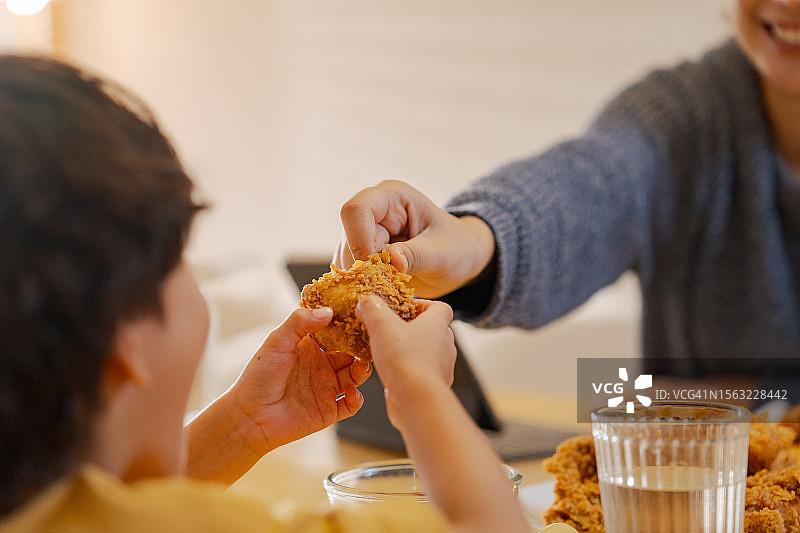 快乐的男孩在家和妈妈一起享用午餐休息时光图片素材