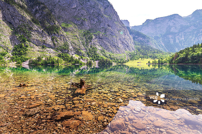 德国巴伐利亚州奥伯湖的彩色湖水图片素材