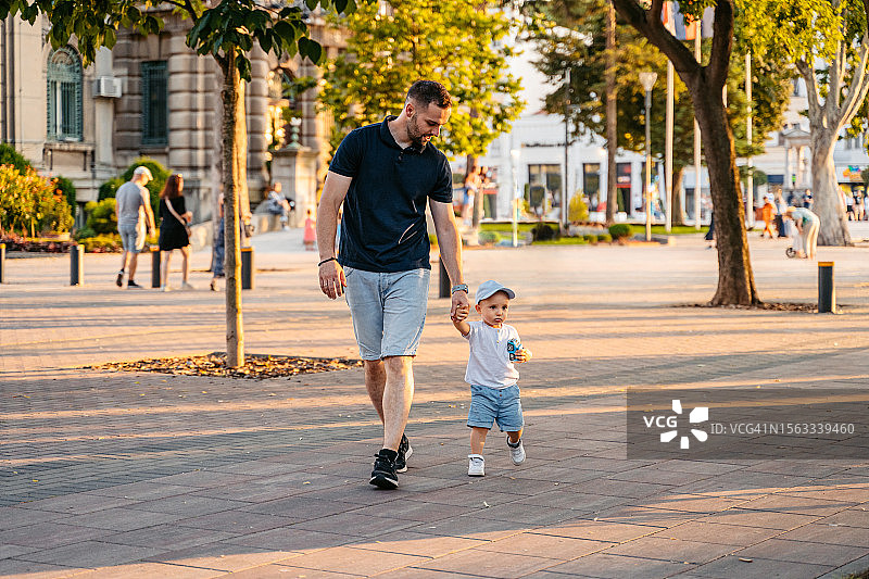父亲和儿子在市中心散步图片素材