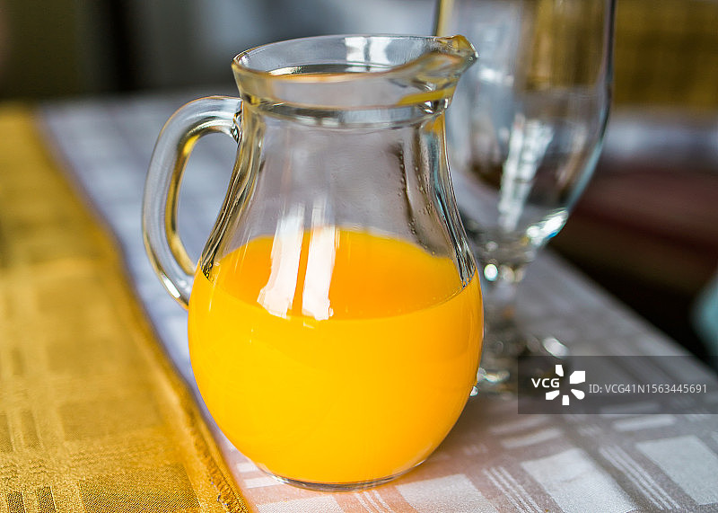 酒店早餐橙汁或橘子汁壶图片素材