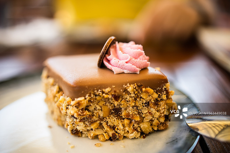 坚果牛轧糖焦糖蛋糕，奶油玫瑰装饰图片素材