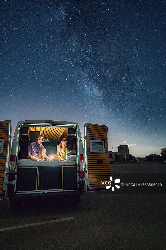 百万星空酒店：在银河下开启浪漫星空之旅图片素材