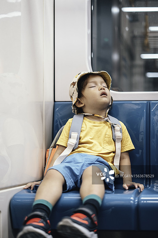 在火车上睡觉的学龄前儿童图片素材