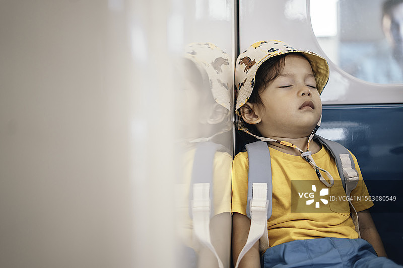 在火车上睡觉的学龄前儿童图片素材