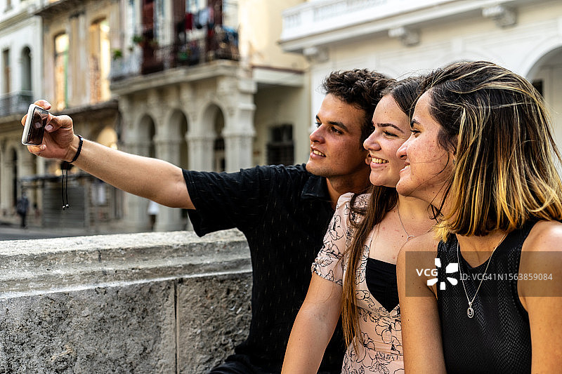 一群年轻的朋友在古巴哈瓦那自拍图片素材