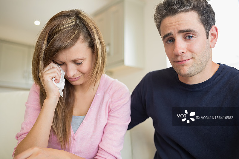 丈夫安慰妻子图片素材