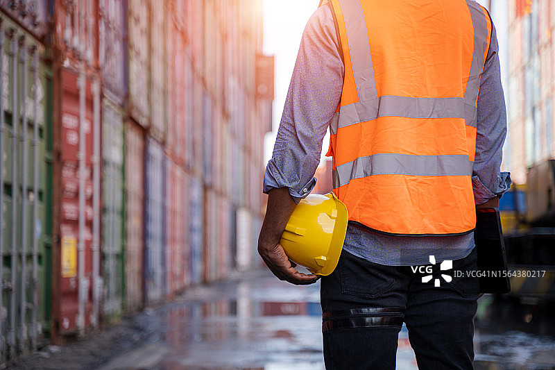 工头工程师控制从货船装载集装箱，用于物流进出口图片素材