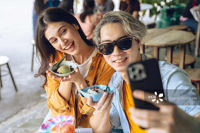 情侣在咖啡馆享用传统甜点图片素材