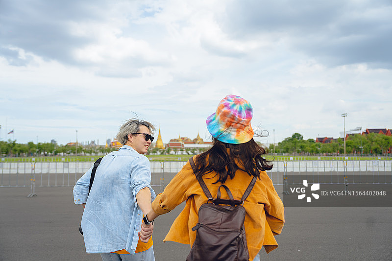 游客情侣抵达旅游目的地图片素材