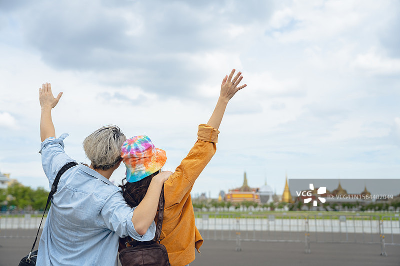 游客情侣抵达旅游目的地图片素材