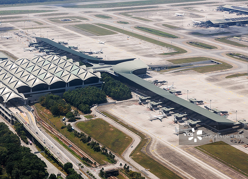 机场停机坪上的飞机鸟瞰图和机场交通图片素材
