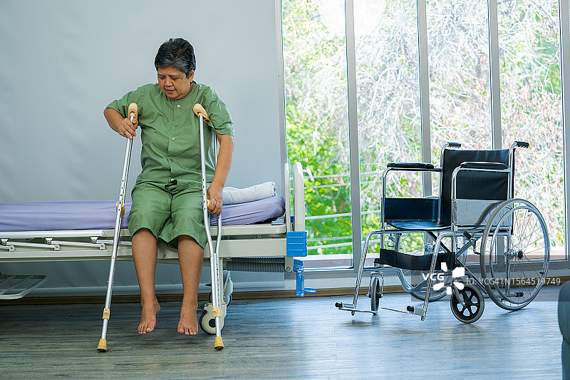 使用拐杖助行器的年长女士病人图片素材