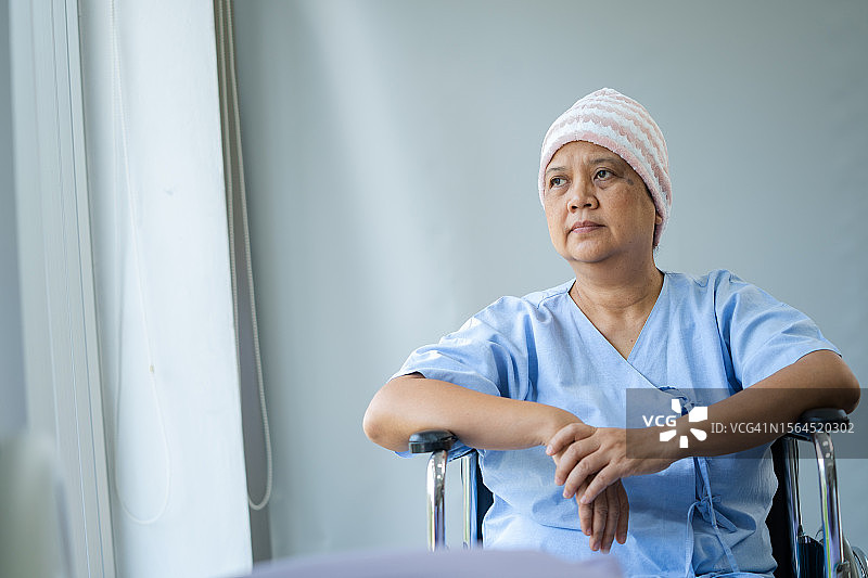 坐在轮椅上的病人情绪低落图片素材