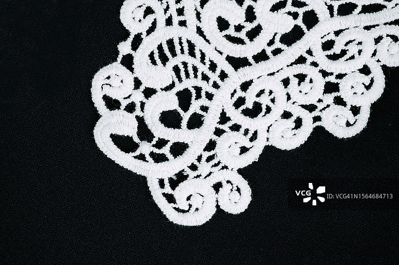 黑色背景上的白色蕾丝特写图片素材