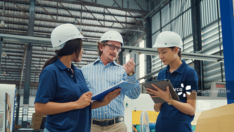 男女工业工程师在制造工厂讨论新项目图片素材