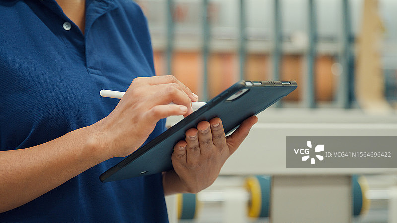 专业女工业工程师在制造工厂使用平板电脑的特写图片素材