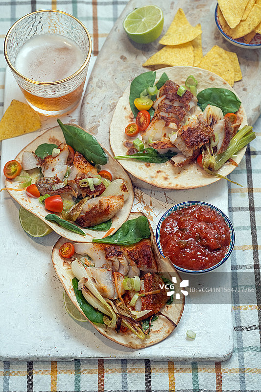 鳕鱼玉米饼卷饼拍摄图片素材