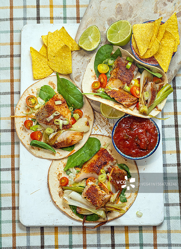鳕鱼玉米饼卷饼拍摄图片素材