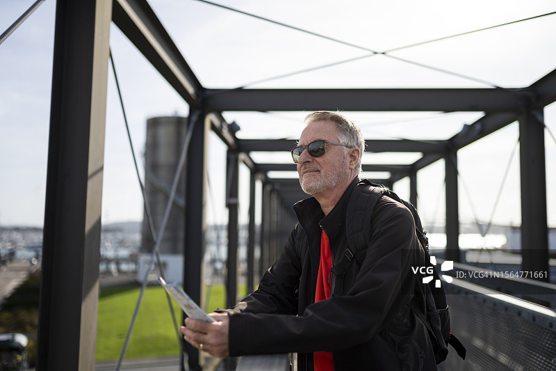 快乐的老年旅行者在城市中旅行图片素材